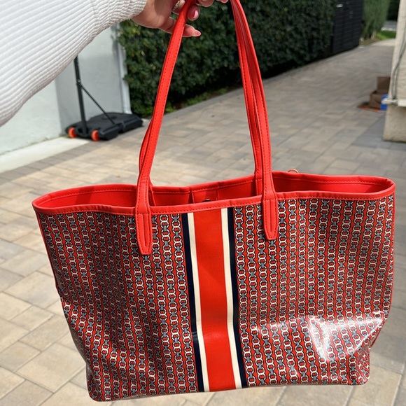 TORY BURCH - RED/ORANGE GEMINI LINK COATED CANVAS TOTE - Picture 3 of 7